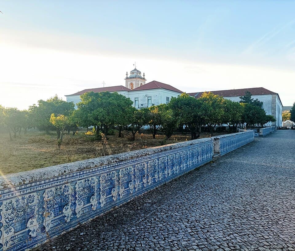 Palácio da Mitra em Santo Antão do Tojal visto por trás de um muro revestido de azulejos