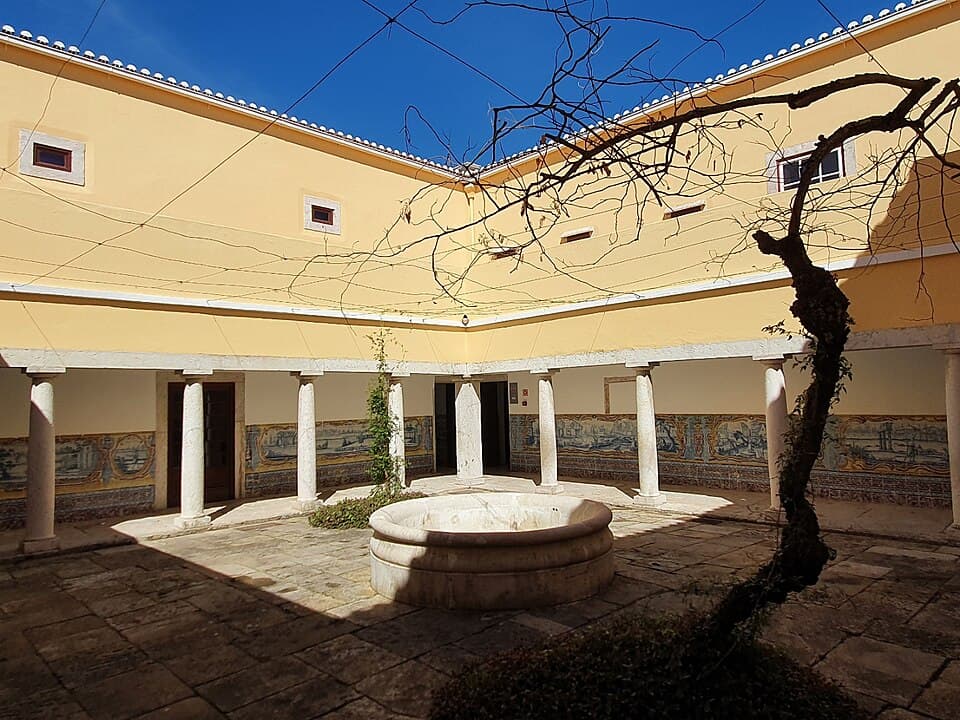 Claustro da Quinta do Conventinho com poço, colunas e painéis de azulejos