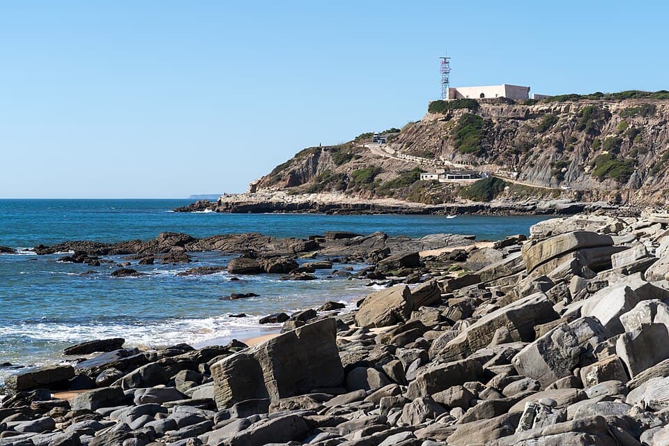 Forte de Paimogo no alto da arriba visto a partir da costa rochosa