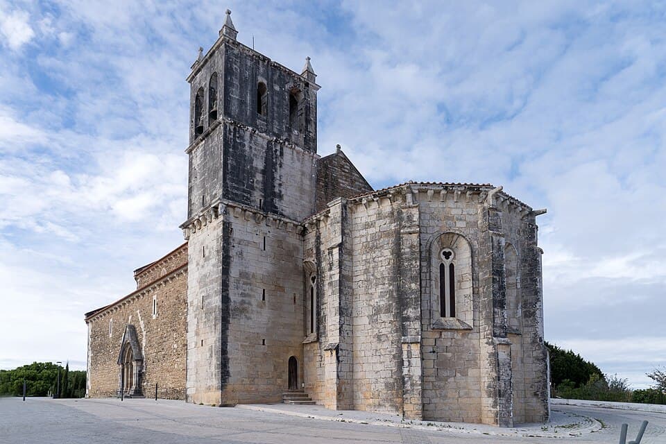 Cabeceira e torre da Igreja de Santa Maria do Castelo na Lourinhã