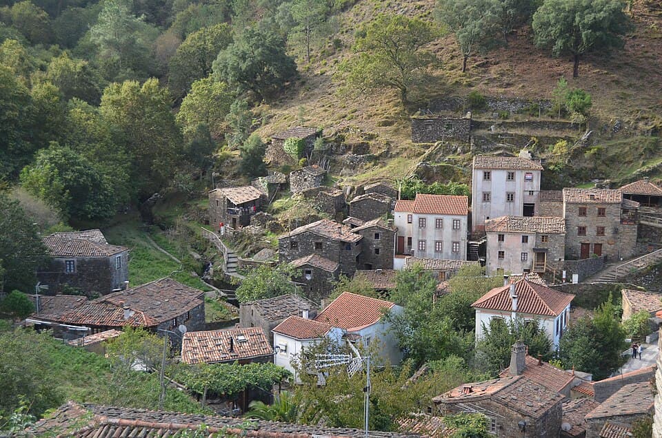 Casas de xisto do Candal alinhadas na encosta