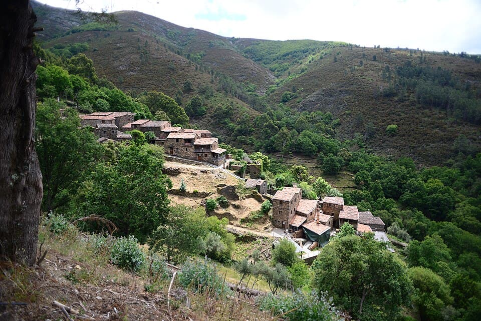 Vista geral da aldeia da Cerdeira numa encosta da Serra da Lousã