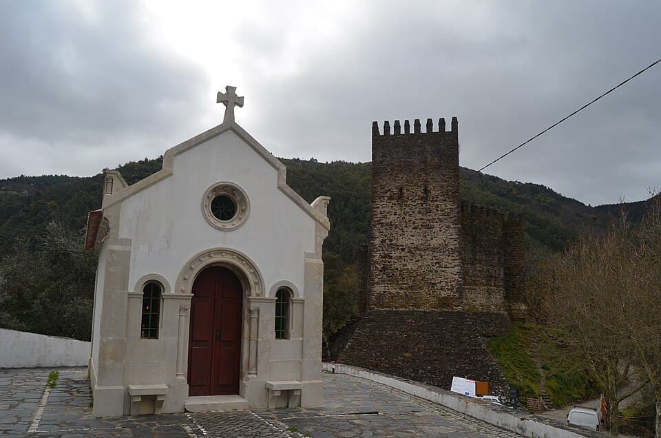 Castelo de Arouce e capela entre a vegetação da Serra da Lousã