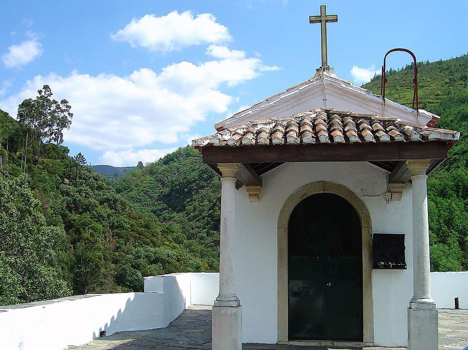Ermida do Santuário de Nossa Senhora da Piedade entre a vegetação