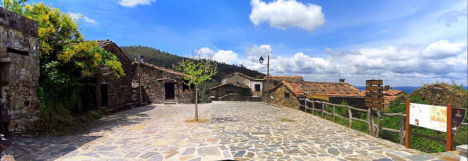 Largo e casas de xisto no Talasnal, na Serra da Lousã