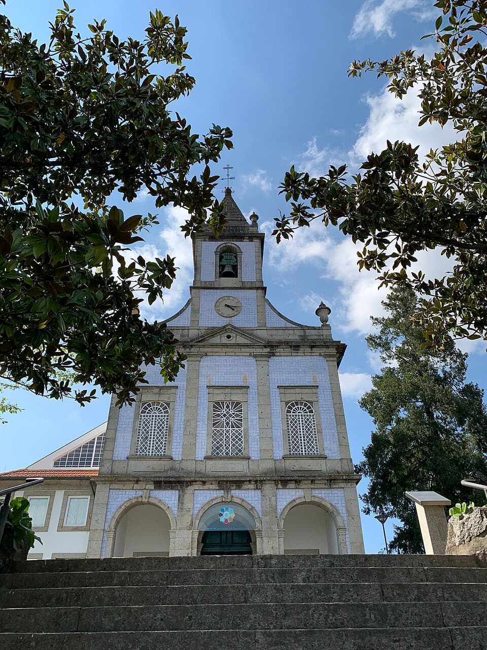 Fachada da Capela do Senhor dos Aflitos entre árvores, em Lousada