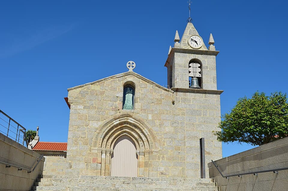 Fachada e torre da Igreja de Santa Maria de Meinedo