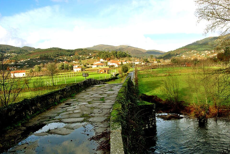 Calçada da Ponte de Vilela sobre o rio Sousa e paisagem envolvente