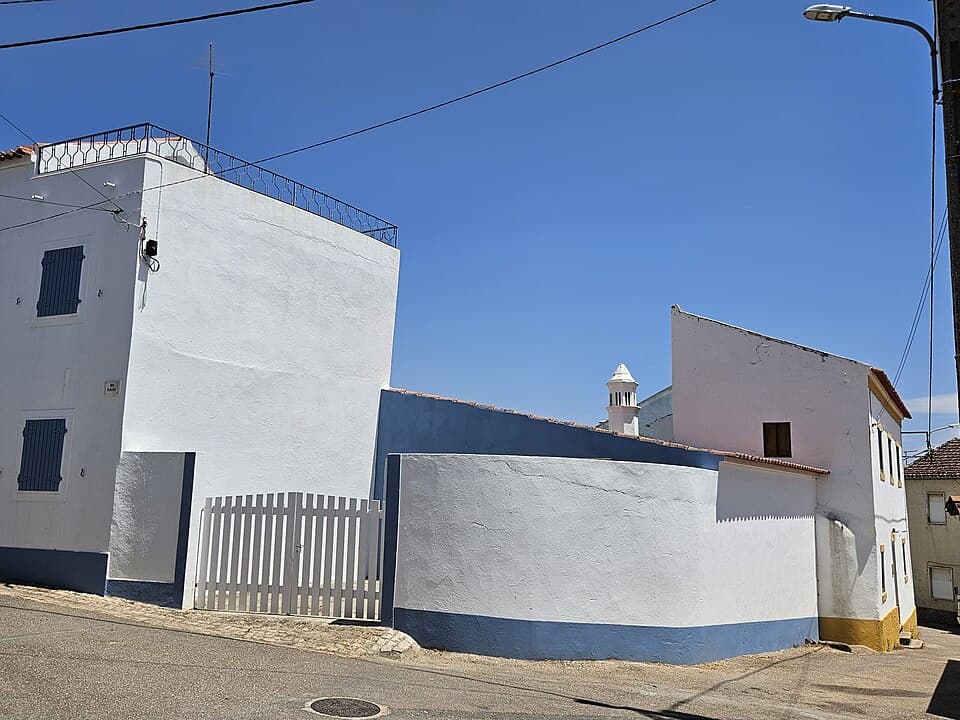Rua e casario da localidade de Ortiga, no concelho de Mação