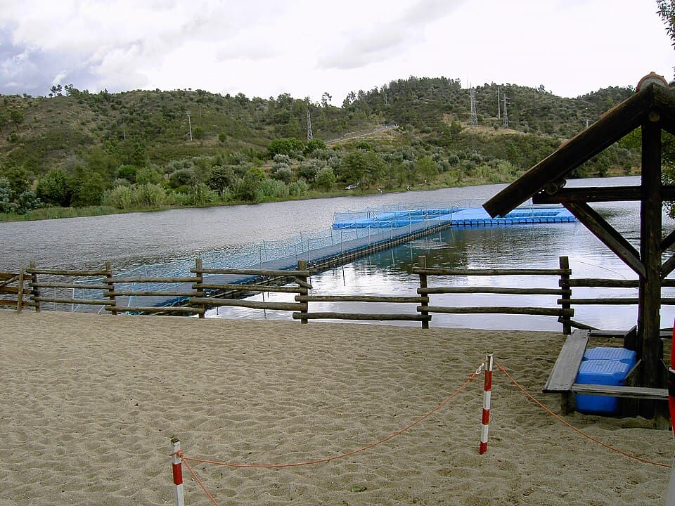 Areia, água e pontão flutuante na Praia Fluvial de Ortiga, em Mação