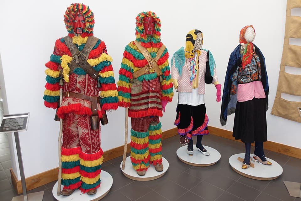 Trajes coloridos de caretos expostos na Casa do Careto, em Podence
