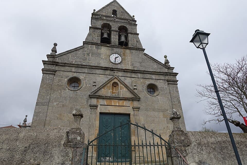 Fachada e campanário de granito da Igreja de Nossa Senhora da Purificação, em Podence