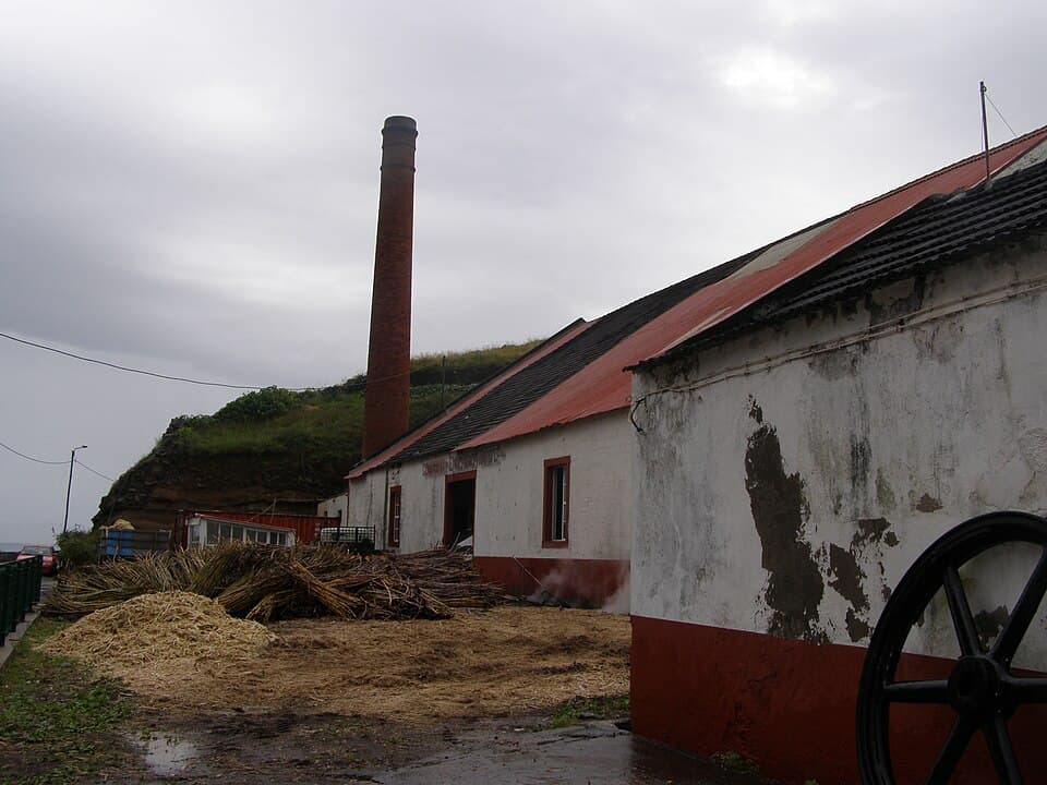 Exterior dos Engenhos do Norte com chaminé em Porto da Cruz