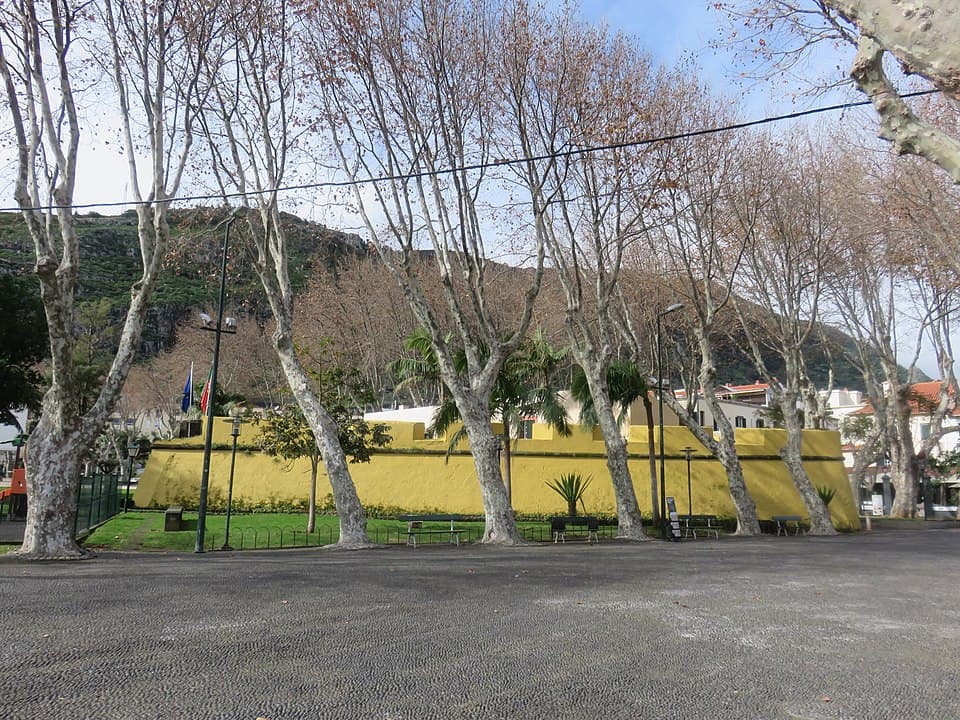 Muralha amarela do Forte de Nossa Senhora do Amparo em Machico