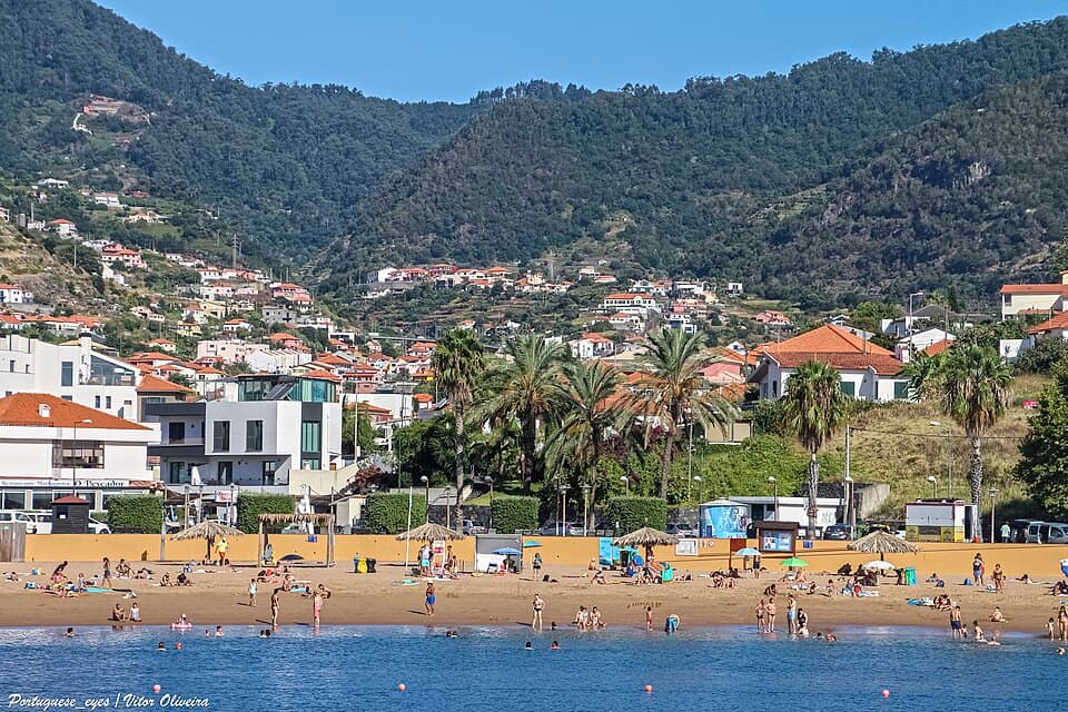 Praia da Banda d’Além na baía de Machico, Madeira