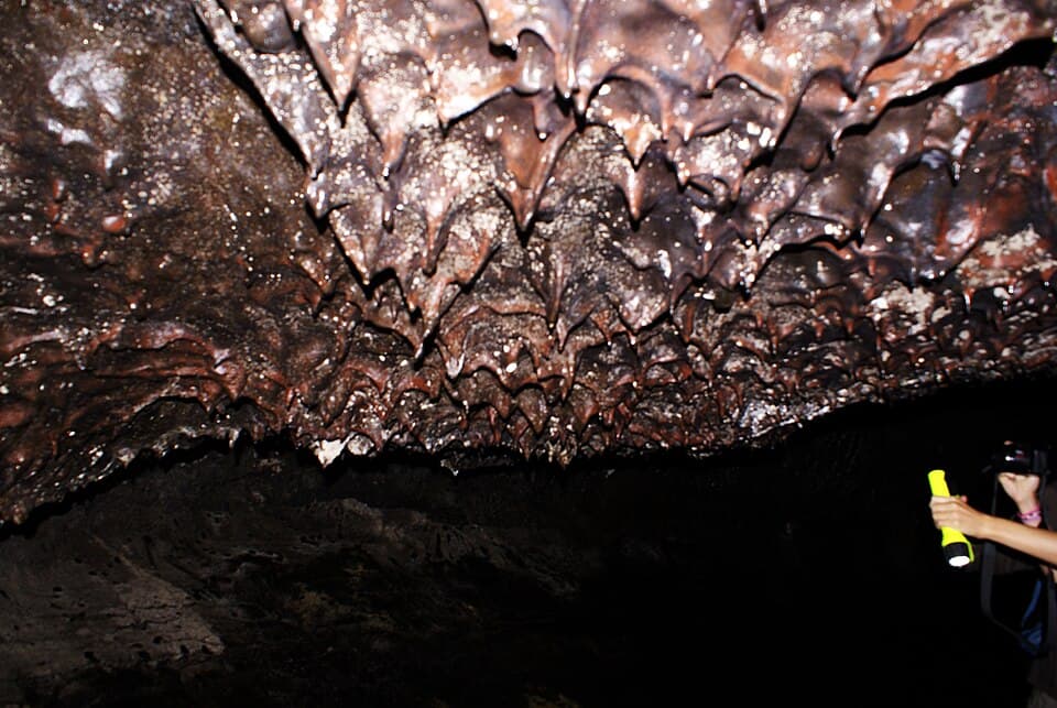 Formações lávicas no interior da Gruta das Torres, Madalena