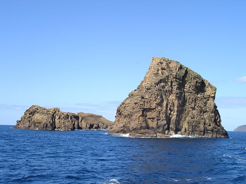 Ilhéus da Madalena no canal do Faial