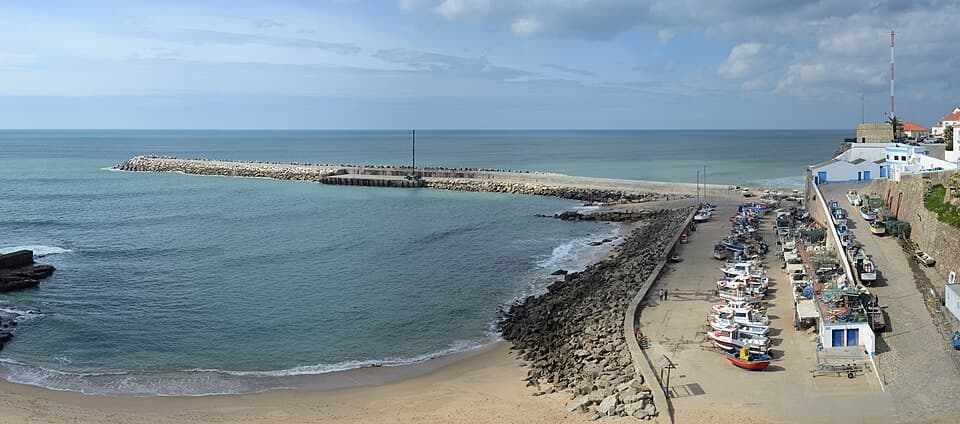 Porto de pesca e enseada da Ericeira vistos do alto