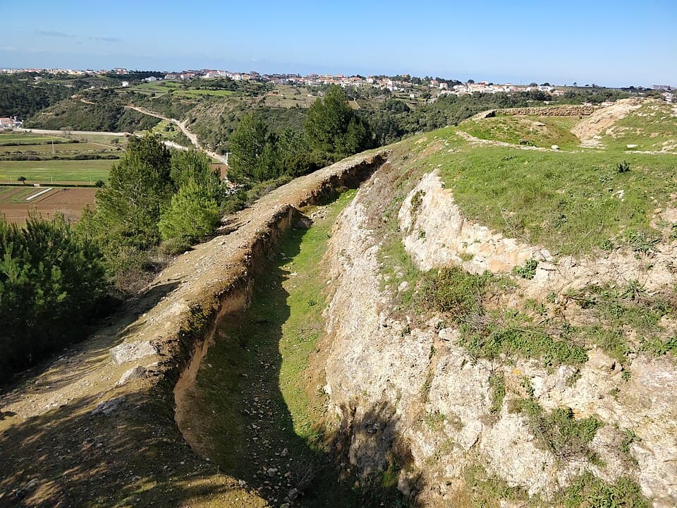 Fosso escavado e muralhas de terra do Forte do Zambujal
