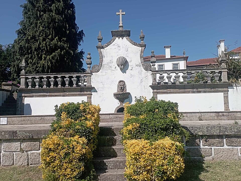 Espelho de água e capela da Quinta dos Cónegos, na Maia
