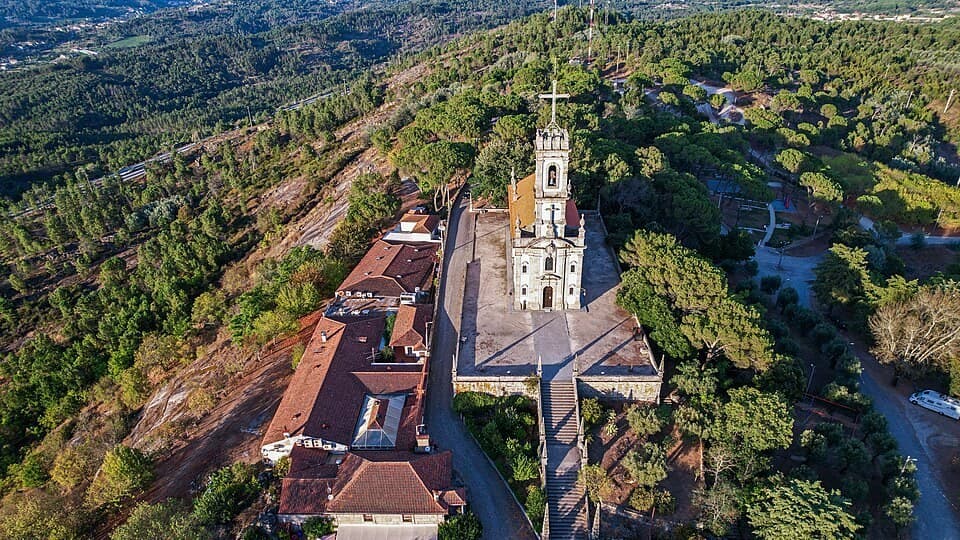 Vista aérea do Santuário de Nossa Senhora do Castelo e do escadório em Mangualde