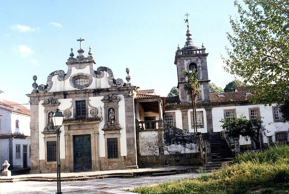 Fachada e torre da Igreja da Misericórdia de Mangualde