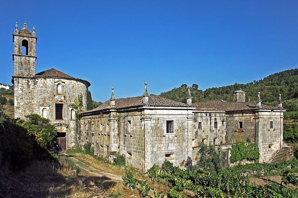 Conjunto exterior do Mosteiro de Santa Maria de Maceira Dão, em Mangualde