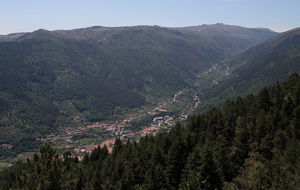 Vila de Manteigas encaixada nas encostas do vale do Zêzere