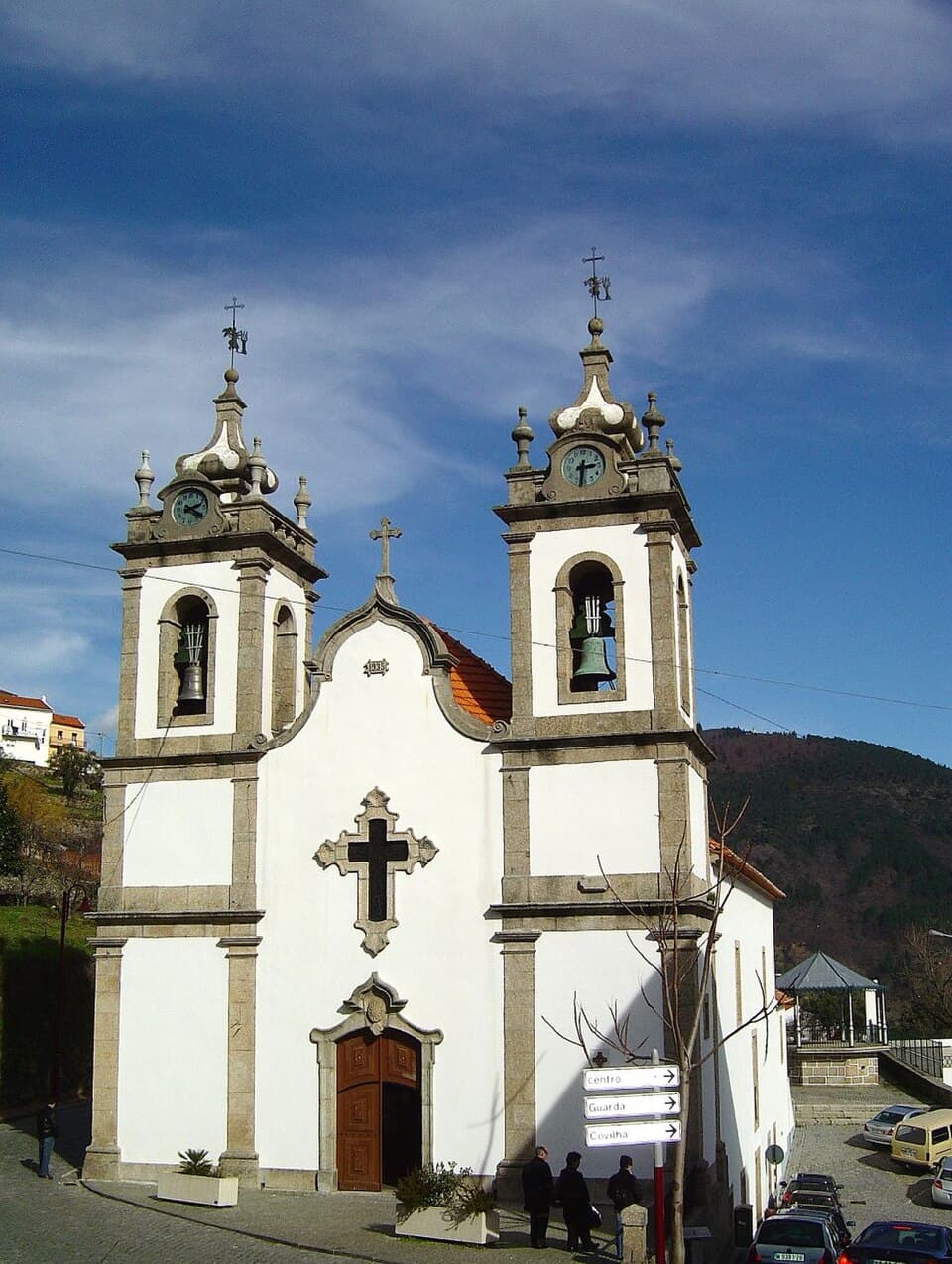 Pormenor da fachada entre as duas torres da Igreja de São Pedro em Manteigas
