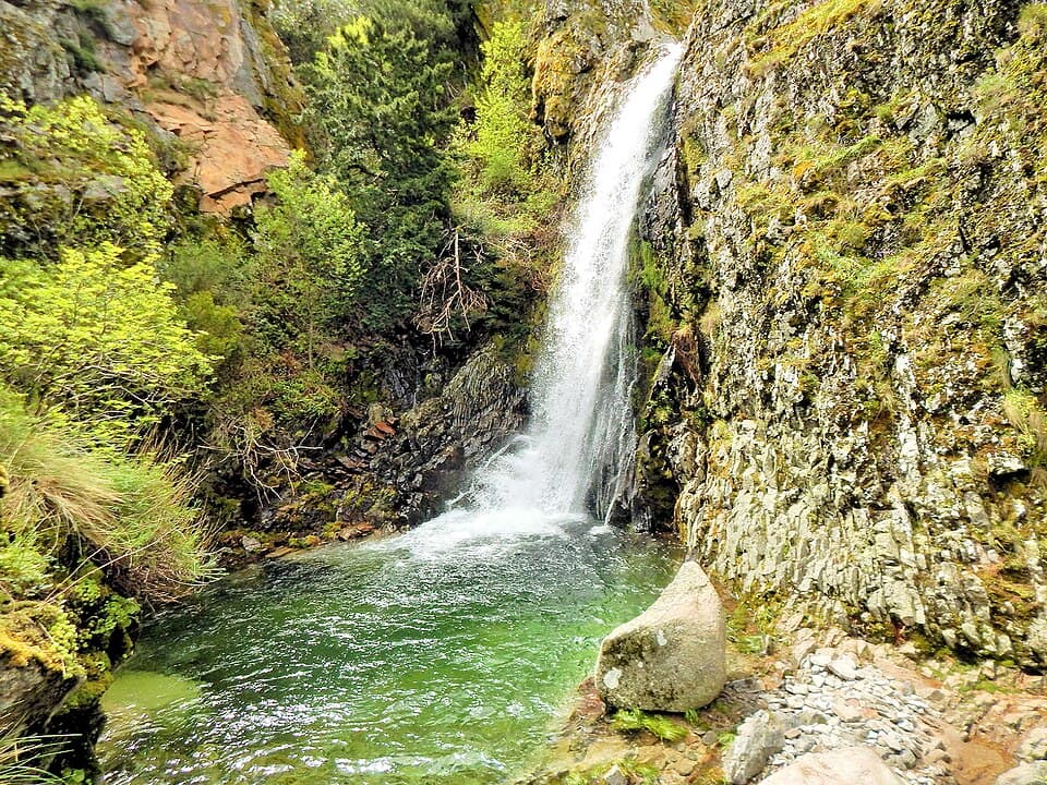 Queda de água do Poço do Inferno entre paredes rochosas
