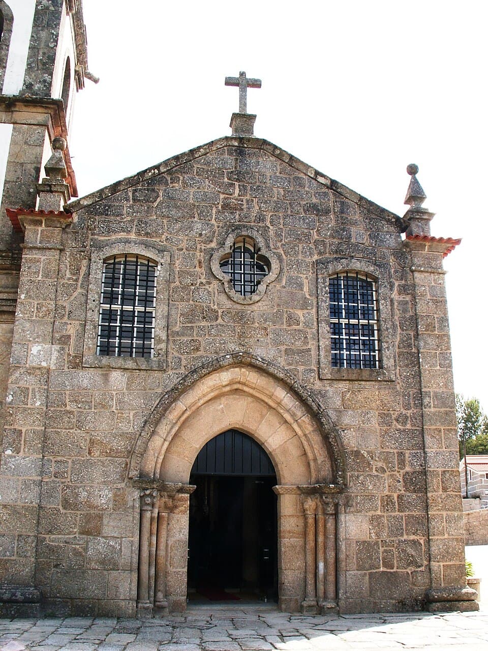 Fachada de pedra da Igreja de São Martinho de Soalhães