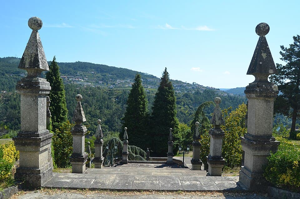 Escadaria entre elementos de pedra nos jardins do Mosteiro de Alpendorada