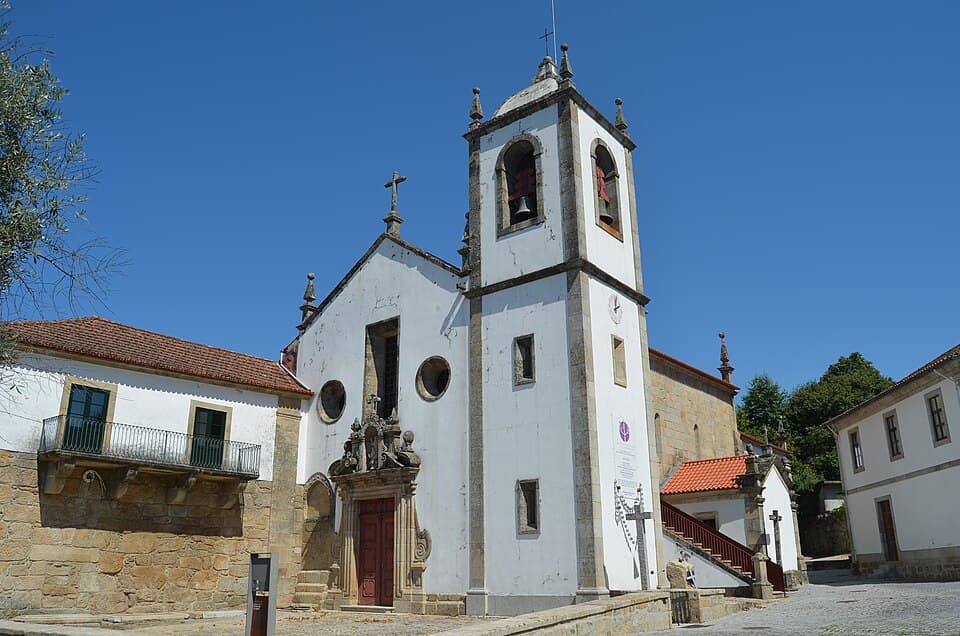 Igreja e torre do Mosteiro de Vila Boa do Bispo