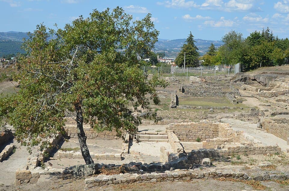 Estruturas arqueológicas e caminho na área romana de Tongobriga
