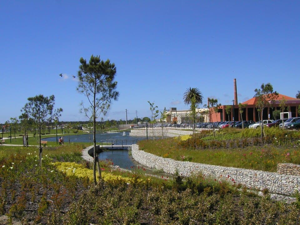 Caminhos e zona verde do Parque da Cerca na Marinha Grande