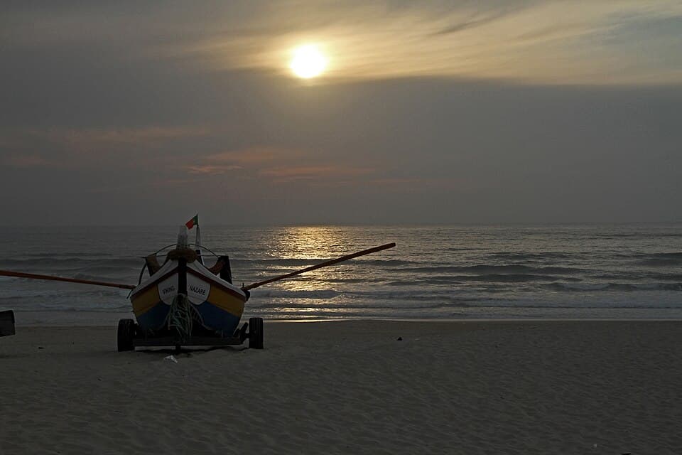 Embarcação de pesca no areal da Praia da Vieira ao pôr do sol