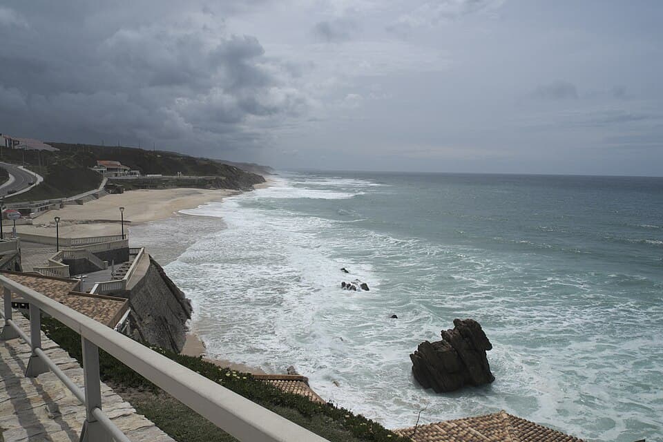 Praia e costa rochosa de São Pedro de Moel vistas do passeio marítimo
