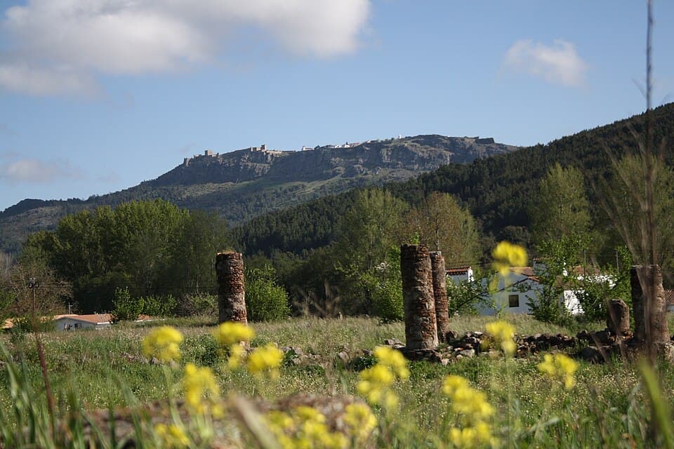 Vestígios de colunas da Cidade Romana de Ammaia com Marvão no alto da serra