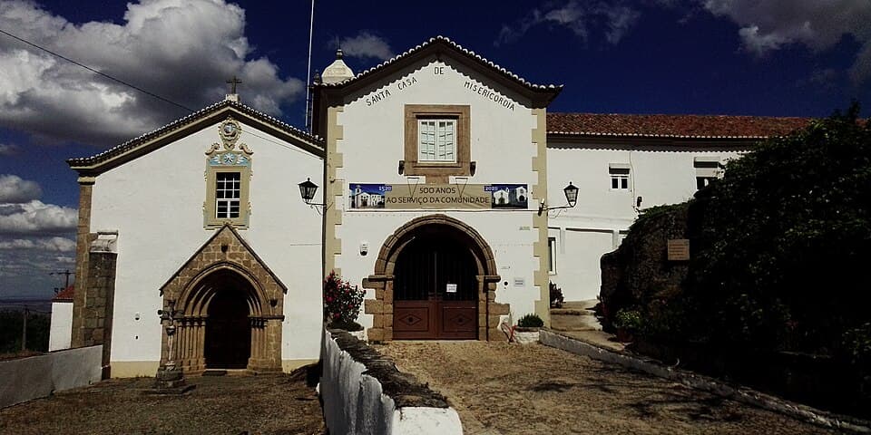 Fachadas brancas e portais do Convento de Nossa Senhora da Estrela, em Marvão