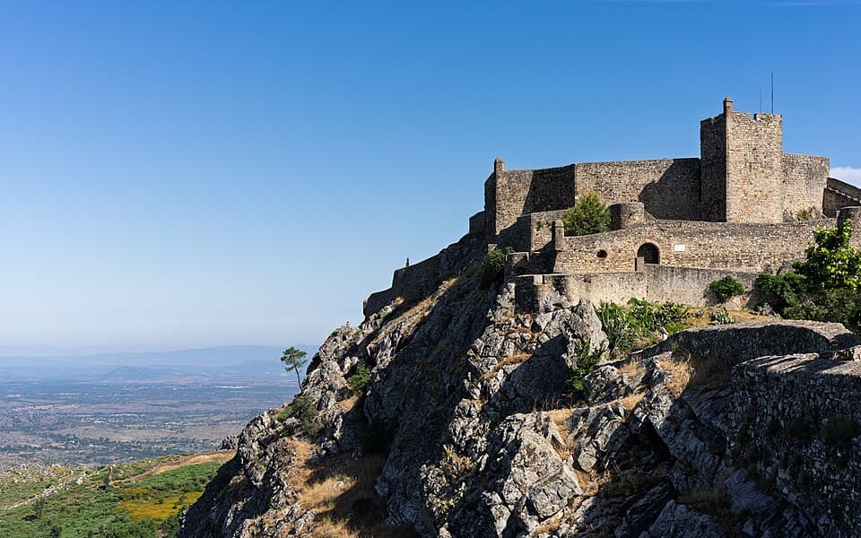Castelo de Marvão sobre afloramentos rochosos com a planície ao fundo