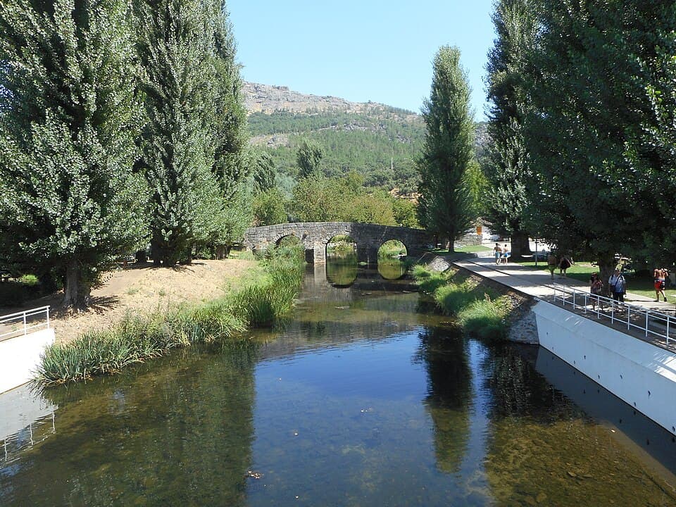Ponte de pedra da Portagem refletida nas águas do rio Sever