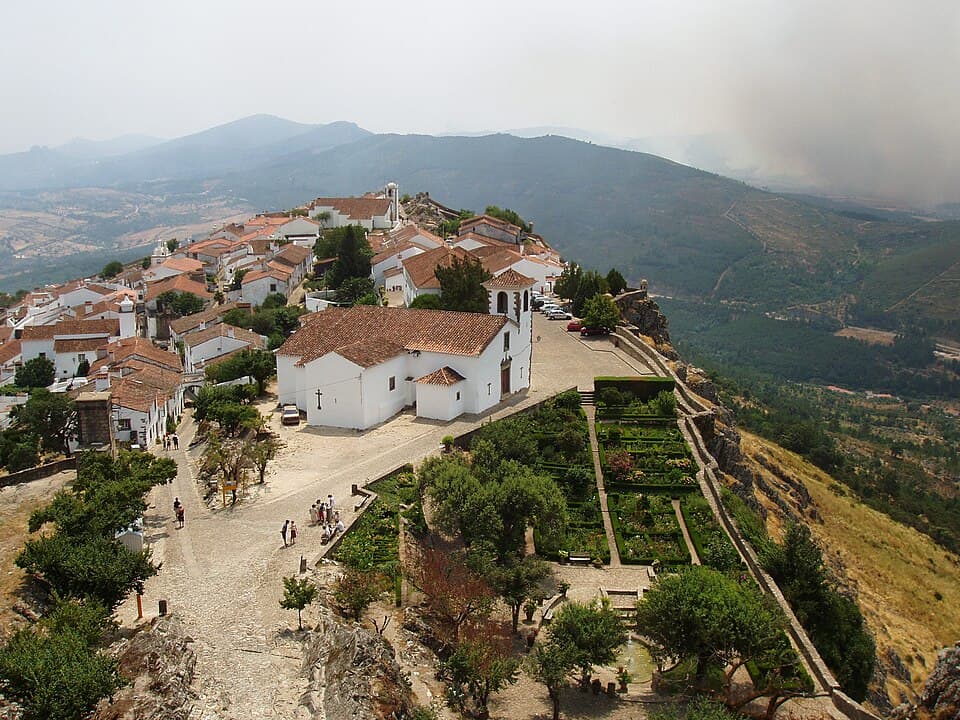 Vista elevada da vila muralhada de Marvão e dos jardins sobre a serra