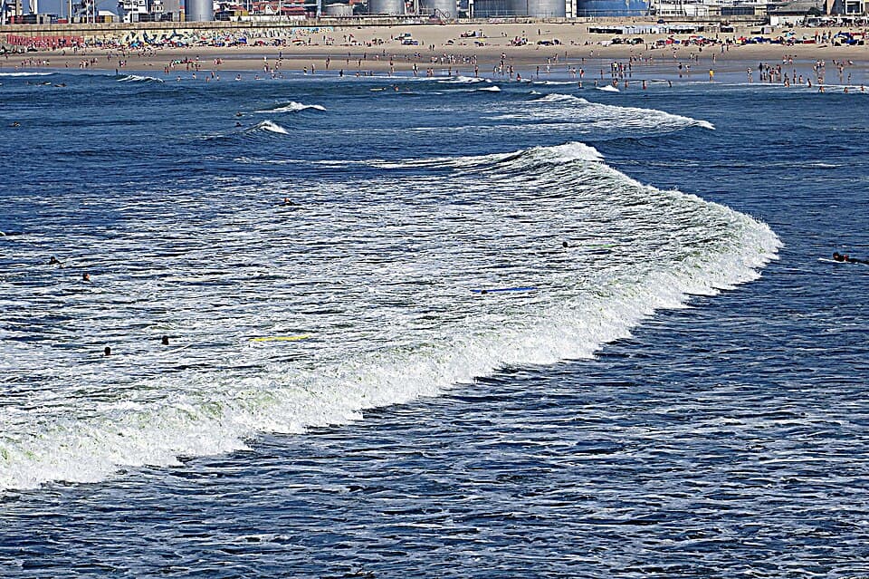 Ondas e areal da Praia de Matosinhos