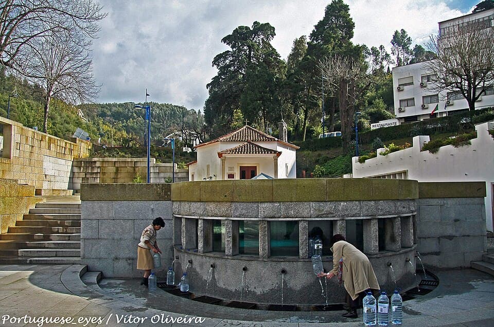 Fonte de São João e escadarias no centro do Luso