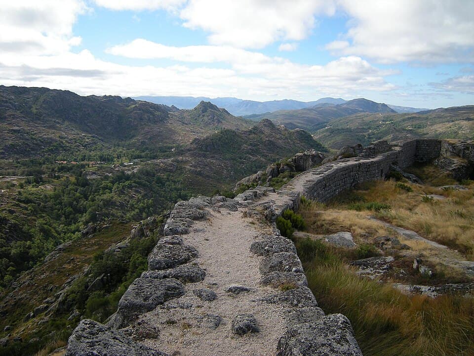 Muralhas do Castelo de Castro Laboreiro nas montanhas de Melgaço