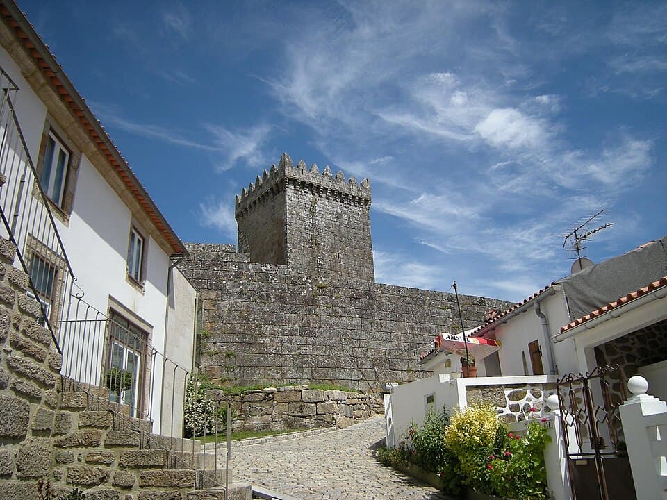 Muralha e torre de menagem do Castelo de Melgaço