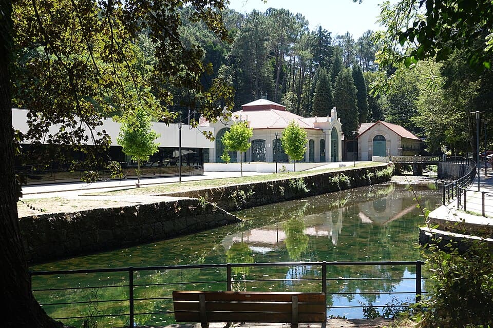 Parque Termal do Peso em Melgaço, junto ao curso de água