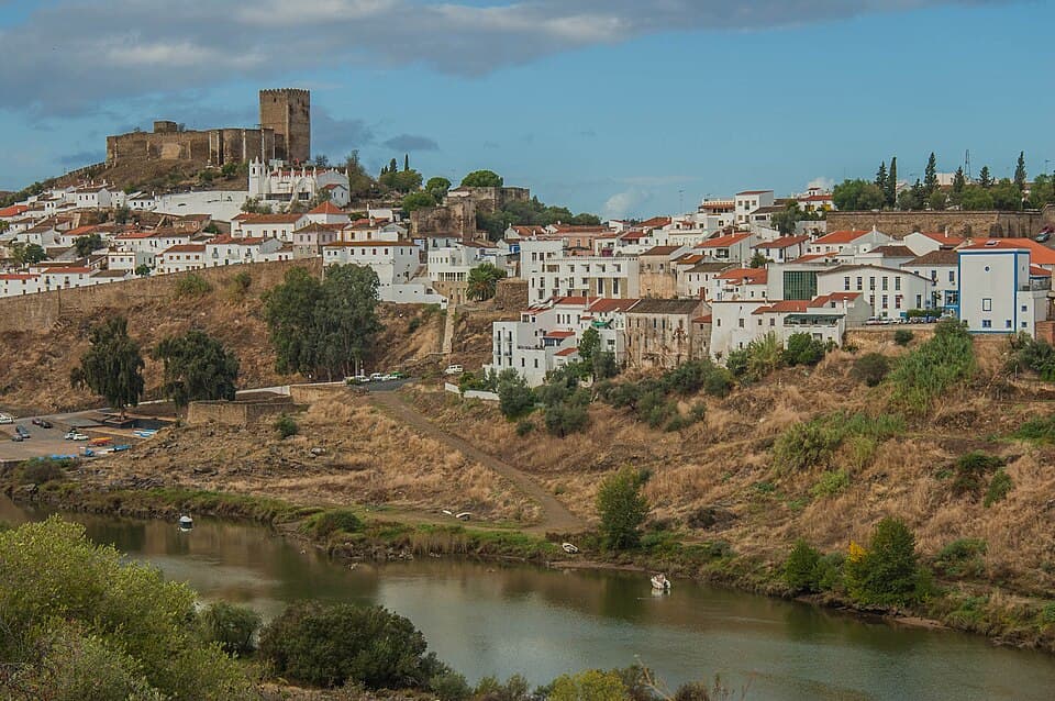 Vila de Mértola, castelo e casario sobre o rio Guadiana