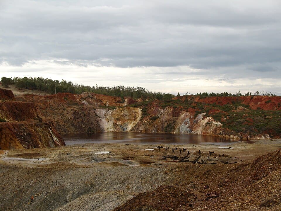 Corta mineira de tons minerais na Mina de São Domingos