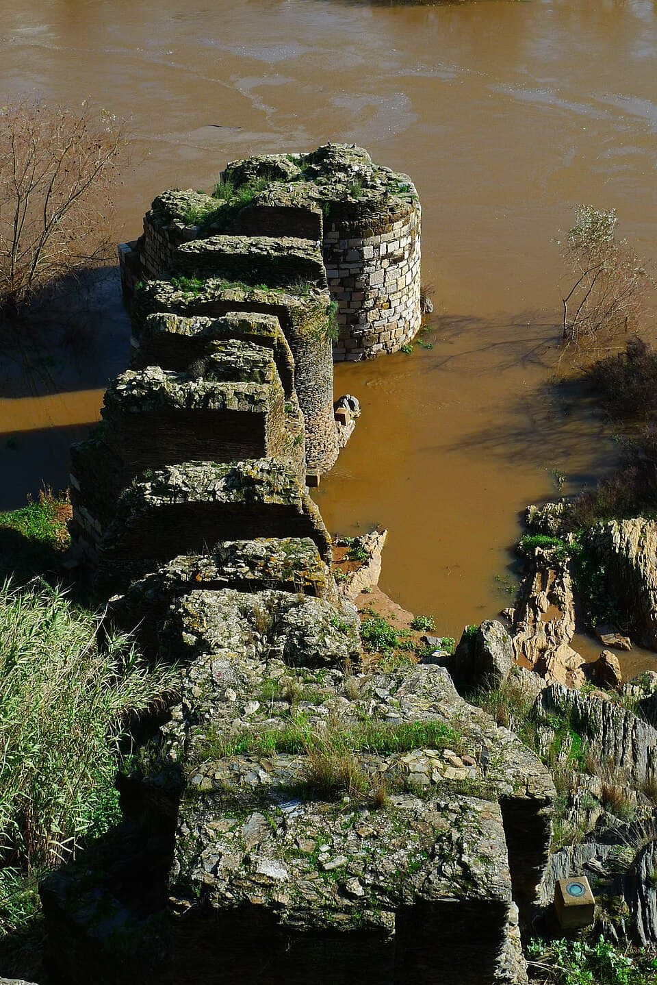 Ruínas da Torre do Rio junto às águas do Guadiana, em Mértola